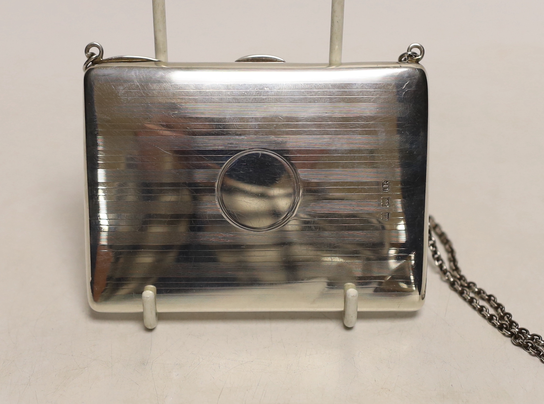 An Edwardian silver mounted card purse, with suspension chain, George Unite, London?, 1907, 10cm.